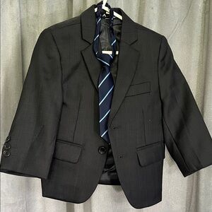 Classic black boys three-piece suit Blazer, vest pants w/ shirt &Navy Stripe Tie